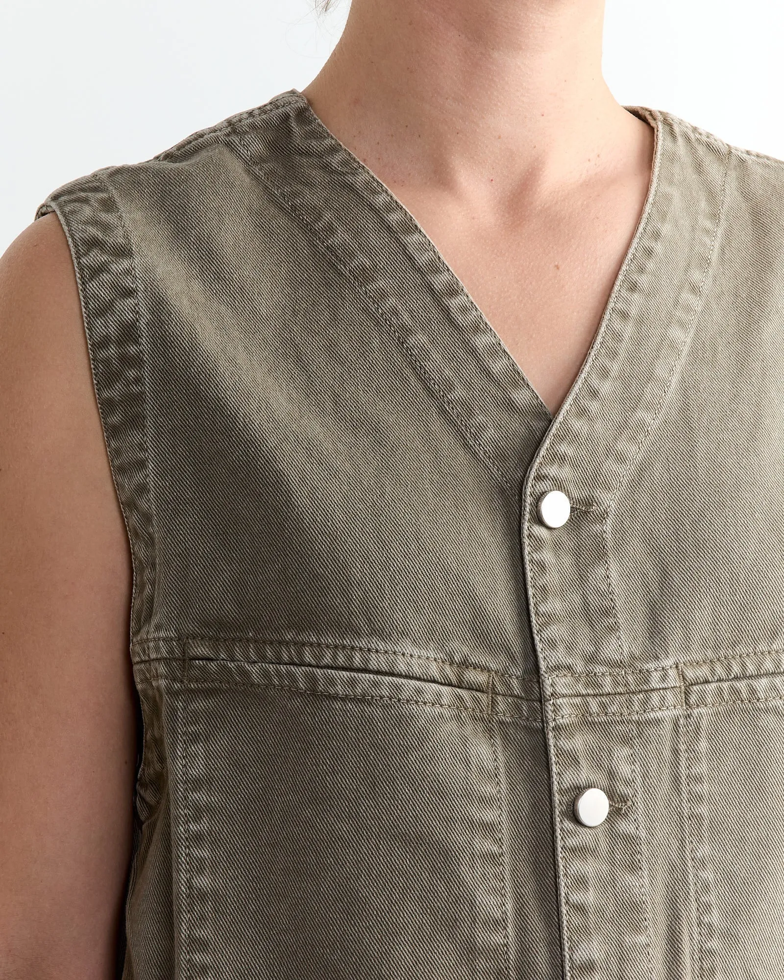 Sleeveless Gilet in Snow Olive